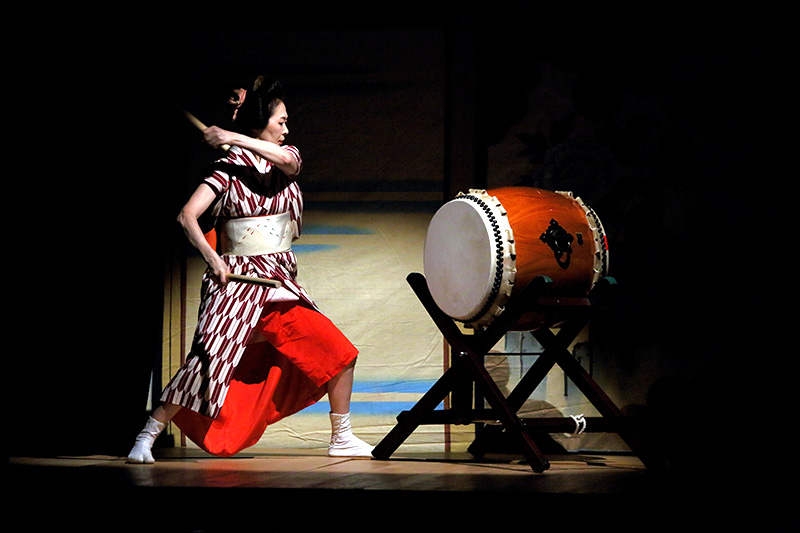 和太鼓を演奏する里見英子